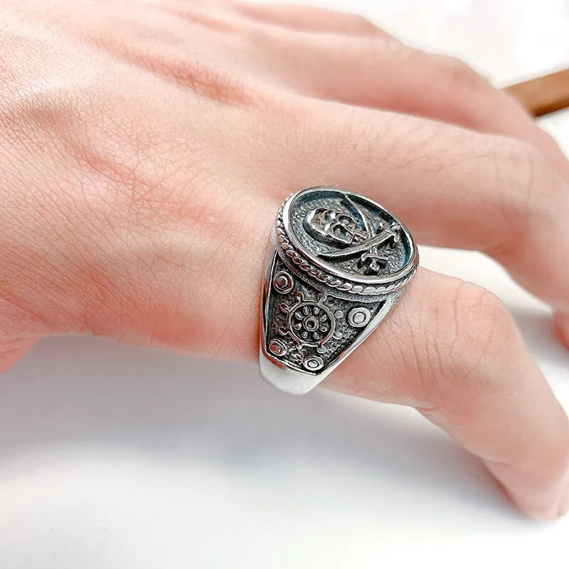 Vleee Personality Hip-Hop Punk Ring: Fashionable Double Sword Skull Pirate Ring for Men, adding a Retro Motorcycle touch.