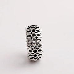 Vleee Retro Hollow Honeycomb Lucky Ring: Domineering Rock Style for Men, Ideal for Motorcycle Riders.