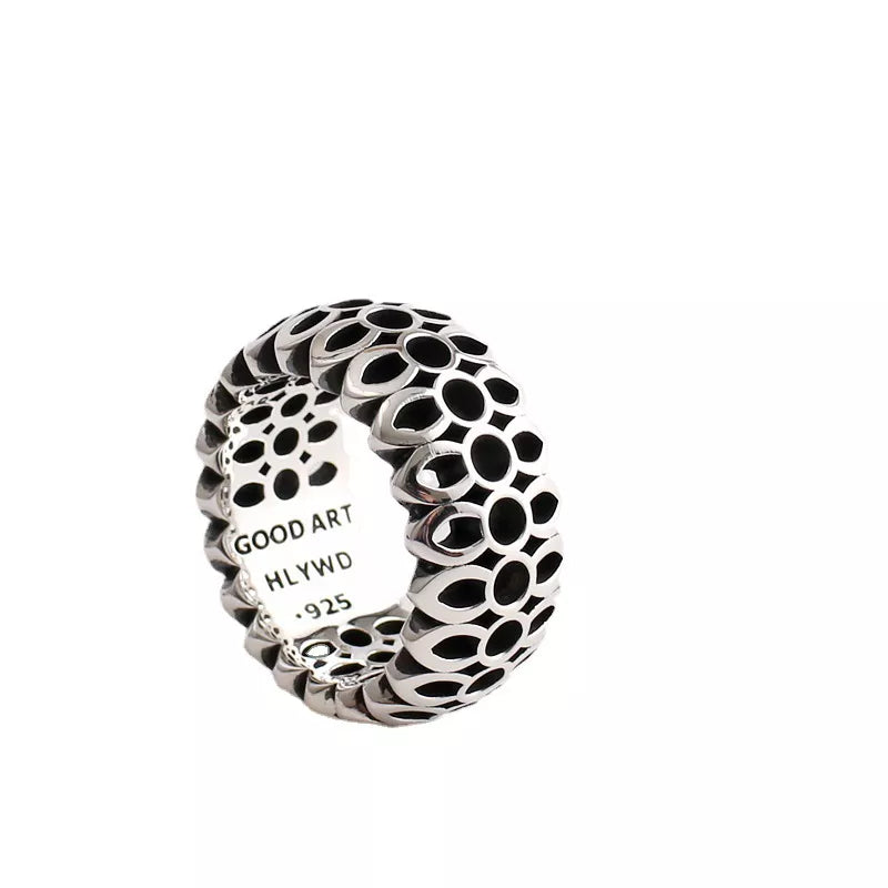 Vleee Retro Hollow Honeycomb Lucky Ring: Domineering Rock Style for Men, Ideal for Motorcycle Riders.
