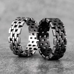 Vleee Vintage Black Hollow Chain Ring: Men's Stainless Steel, blending Punk Hip Hop style with simplicity.