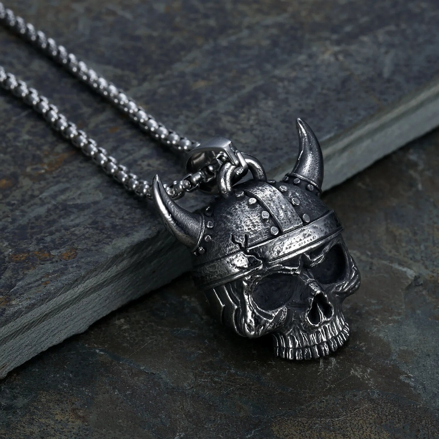 Vleee Classic Domineering Gothic Punk Style: Fashionable Skull Pendant Necklace, a Trendy Choice for Men.