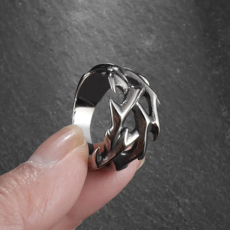 Vleee Vintage Punk Ring: Cutout heart, thorn fence design. Unisex, perfect for casual or party wear.