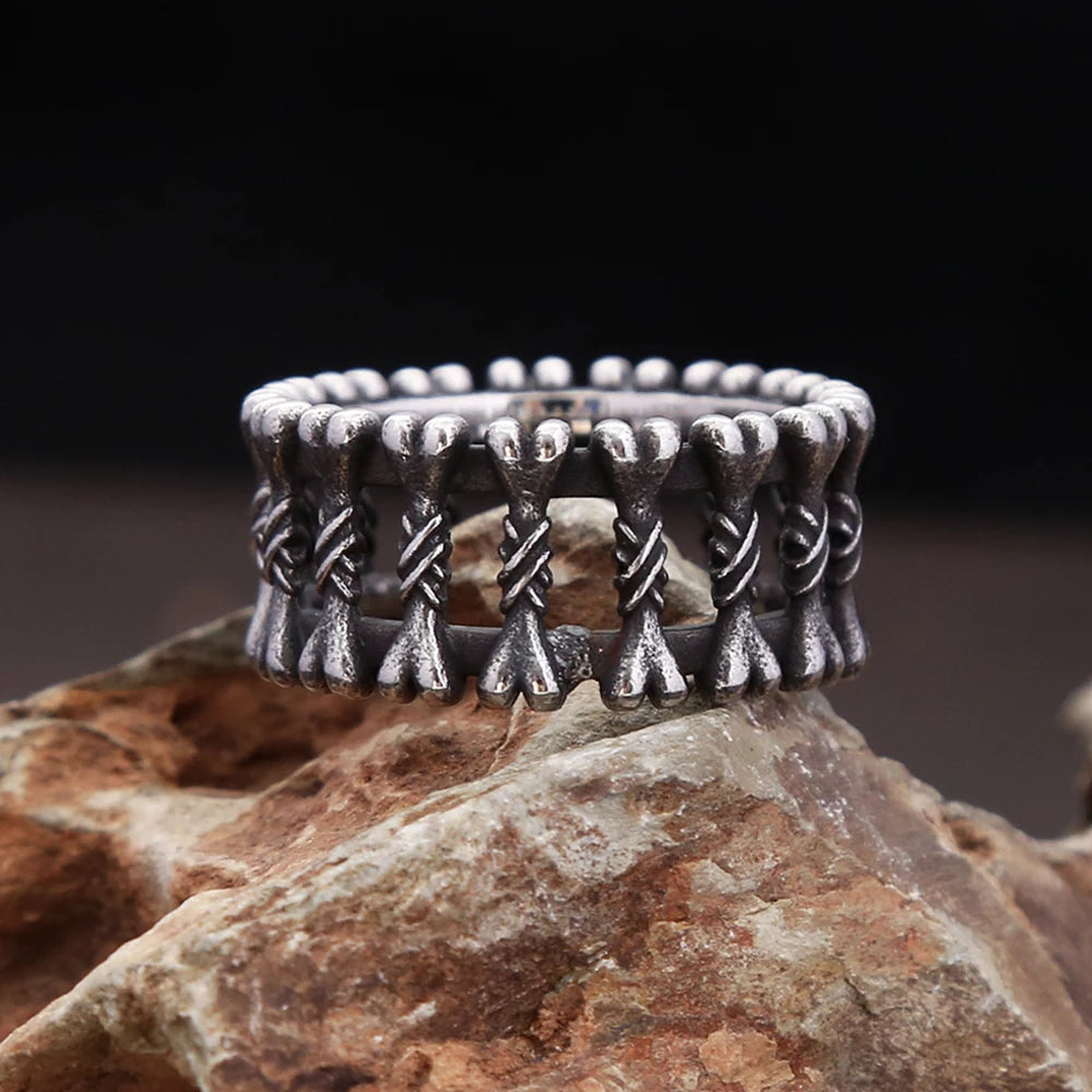 Vleee Creative Stainless Steel Bone Ring: Retro Fashion for Men and Women in Punk Rock Style, featuring a Skull design.
