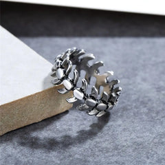 Vleee Geometric Silver Retro Ring: Fashion Jewelry with Animal Vertebral Design, crafted in Alloy.