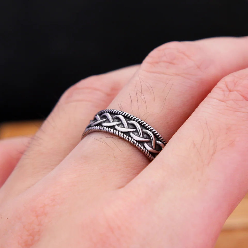 Vleee 316L Stainless Steel Viking Celtic Knot Ring: Vintage Punk Fashion for Men and Women.