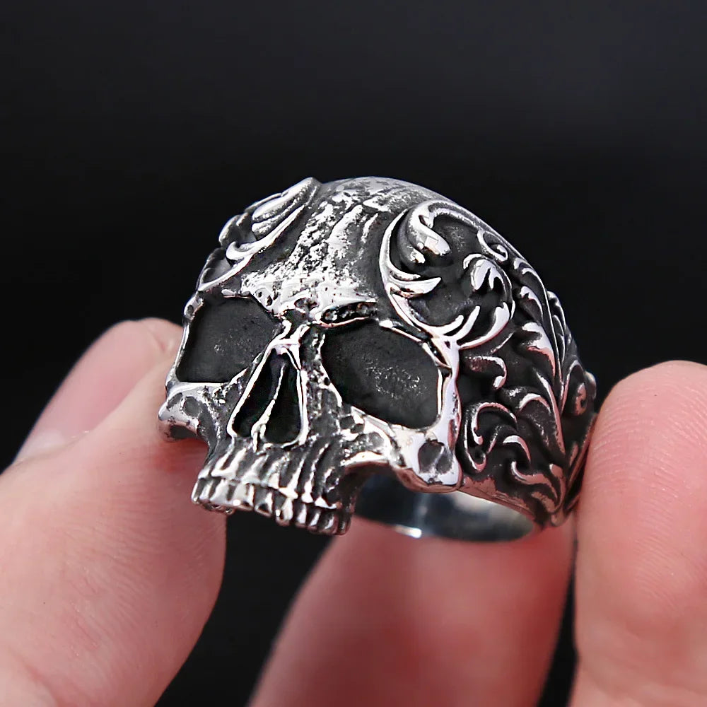 Vleee Vintage Punk Skull Ring: Stainless Steel Gothic Cycling Ring for Men with a Floral Pattern, showcasing the latest in fashion.