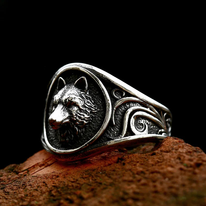 Vleee Innovative Viking Celtic Wolf Head Ring: A Creative Blend of Men's and Women's Animal Jewelry with a Personalized Ethnic Touch.