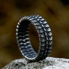 Vleee Retro Punk Dragon Scale Ring: Stainless Steel, suitable for Men and Women in Biker Hip Hop Animal style.